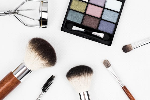 Read more about the article Tips Mulai Membuka Bisnis Toko Make Up Lengkap